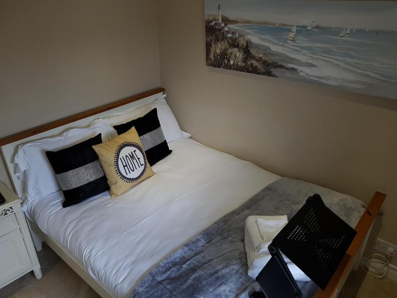 Апартаменты Slough Centre Townhouse With Driveway Parking For Up To Two Cars Экстерьер фото
