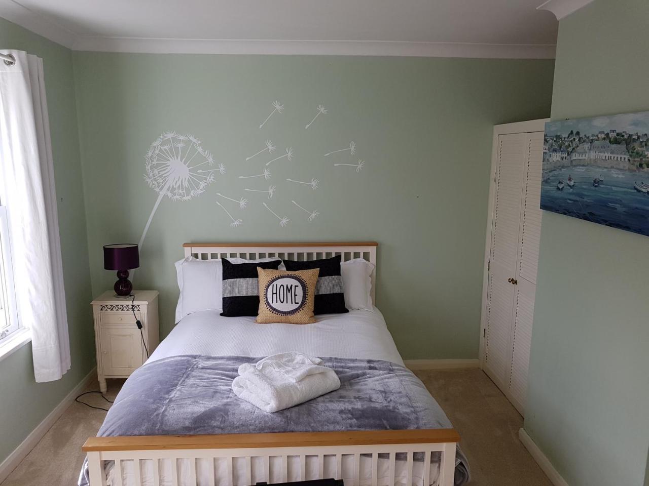 Апартаменты Slough Centre Townhouse With Driveway Parking For Up To Two Cars Экстерьер фото