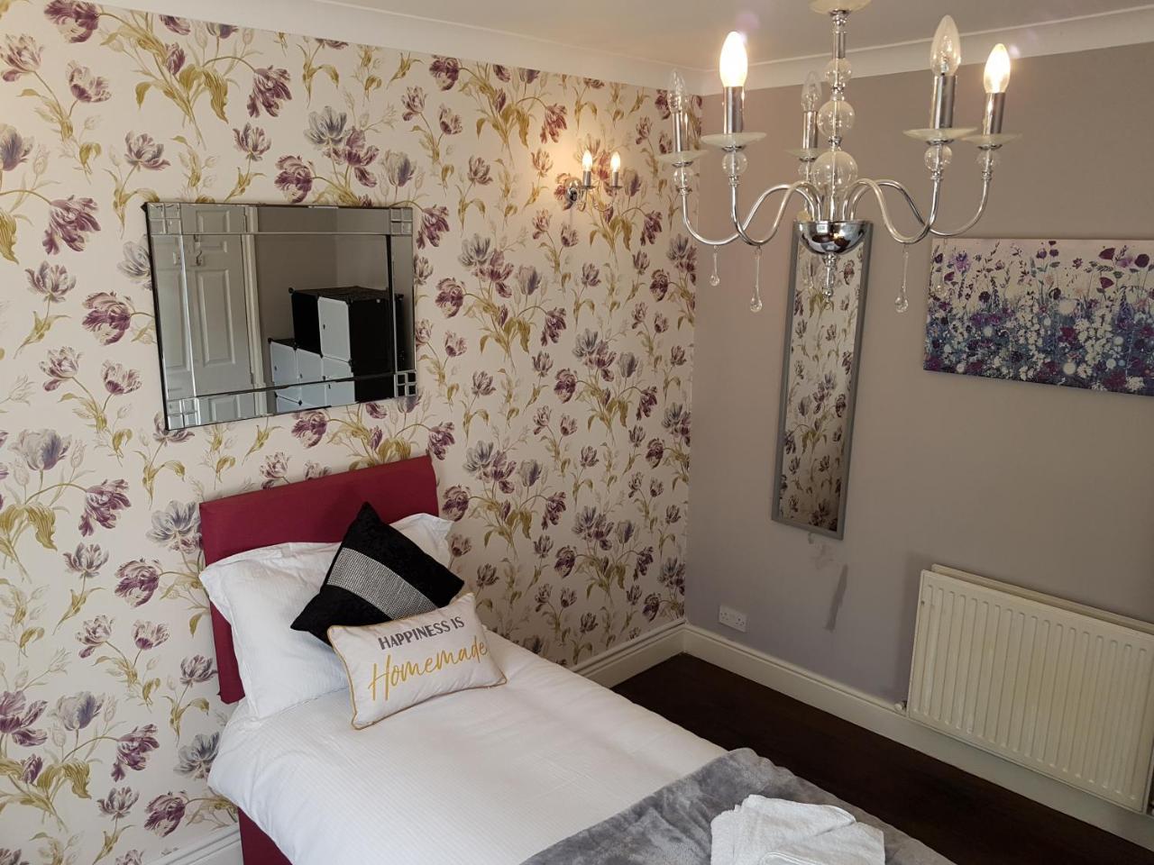 Апартаменты Slough Centre Townhouse With Driveway Parking For Up To Two Cars Экстерьер фото