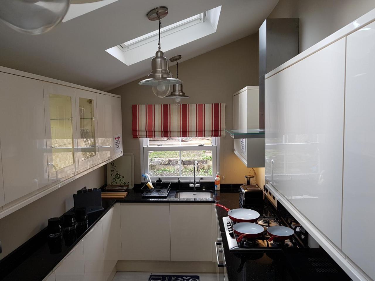 Апартаменты Slough Centre Townhouse With Driveway Parking For Up To Two Cars Экстерьер фото